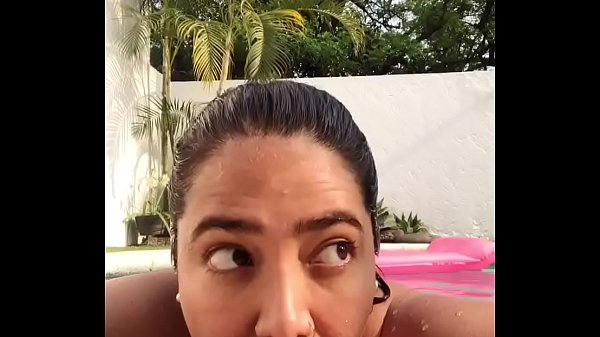 Me masturbo y me vengo en la alberca con mi familia cerca durante la cuarentena