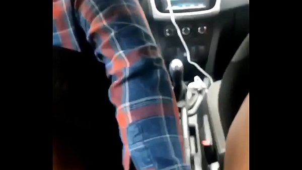 UBER ENFIANDO O DEDO NA BUCETA DA PASSAGEIRA