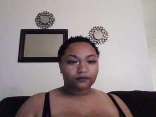 QueenZee nude live sex video chat
