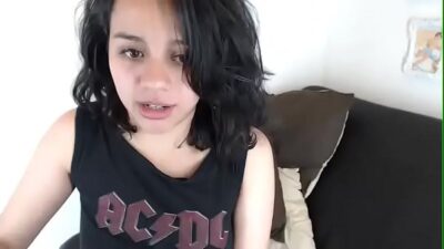 Flaca metalera se masturba
