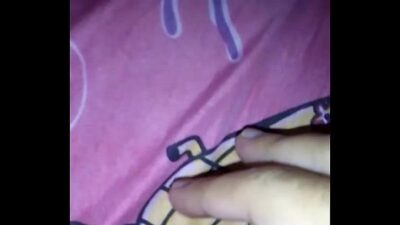 masturbándose en su habitación cuando no hay nadie