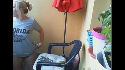 rubia se masturba en el balcon