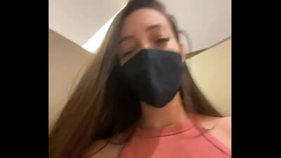 Se masturba en un baño del centro comercial
