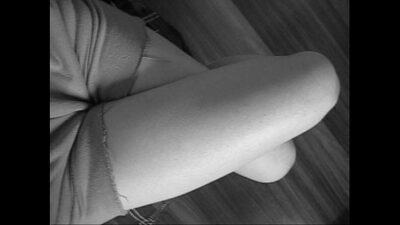 Masturbándome sólo apretando mis piernas.AVI