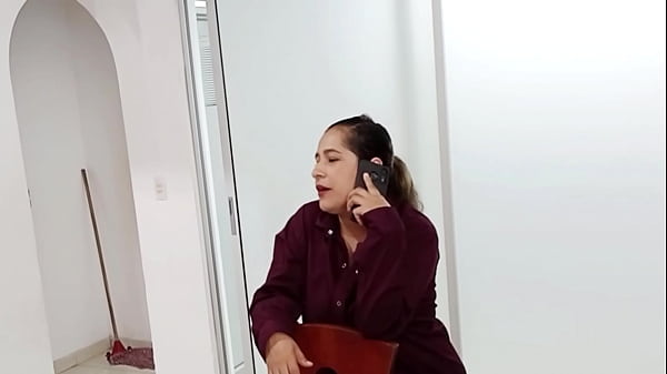 LATINA CULONA DESCUBRE A SU MADRASTRA MASTURBANDOSE MIENTRAS HABLA POR TELEFONO CON SU AMANTE Y LE QUITA LA CALENTURA