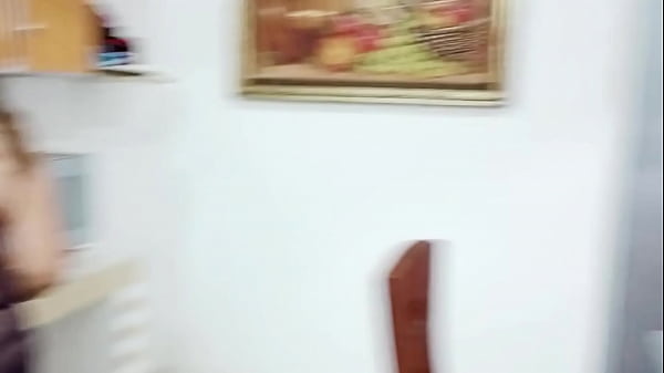 ME ENCUENTRO CON MI MADRASTRA EN LA COCINA EN MEDIO DE LA NOCHE EN ROPA INTERIOR MIENTRAS TODOS DESCANSAN Y LA PORVOCO PARA QUE ME CHUPE EL COÑO