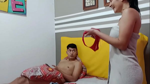 Mi tímida hermanastra me sorprende masturbándome con su ropa interior y me la follo duro hasta correrme en su culo. H.L.