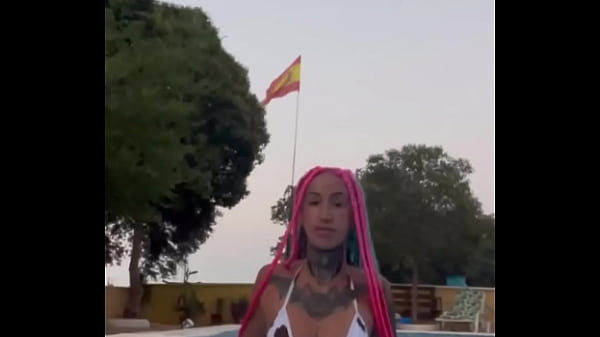 Tengo ganas de mojarme y no precisamente por la piscina quiero que me hagan hacer squirt pero para eso necesito un buen macho ¿te animas?