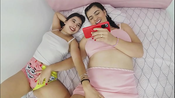 MADRASTRA CULONA E HIJASTRA CALIENTE EMPIEZAN VIENDO PORNO Y TERMINAN CHUPANDOSE EL COÑO MUTUAMENTE HASTA EL ORGASMO