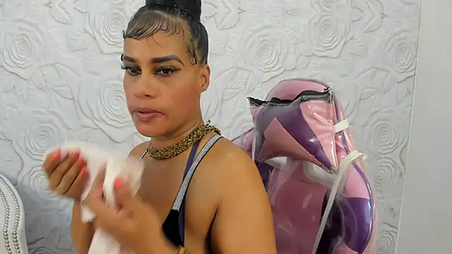 pamela_guzmaan naked strip webcam for live sex video chat