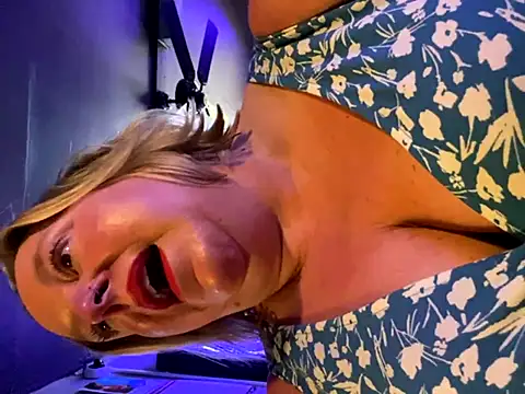 SexySizeddMILF naked strip webcam for live sex video chat