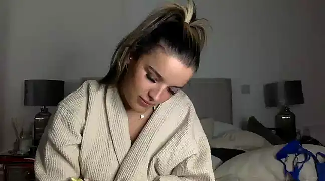 Maisie_Smith naked strip webcam for live sex video chat