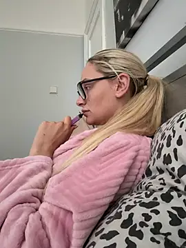 hotblondie14 naked strip webcam for live sex video chat