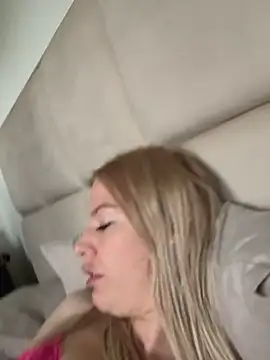 Chloemillerrxx naked strip webcam for live sex video chat